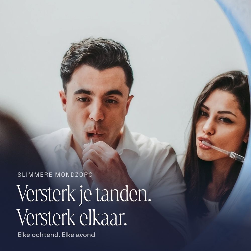 Man en vrouw poetsen hun tanden met tandenborstels.