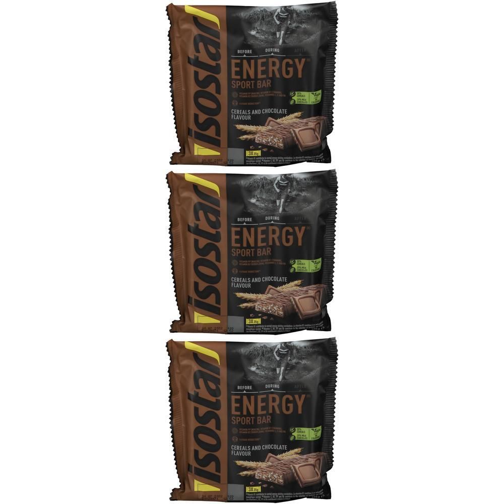 Trois barres Isostar Energy Sport emballées. Emballage marron avec nom et image du produit. Texte : Cereals and Chocolate Flavour.