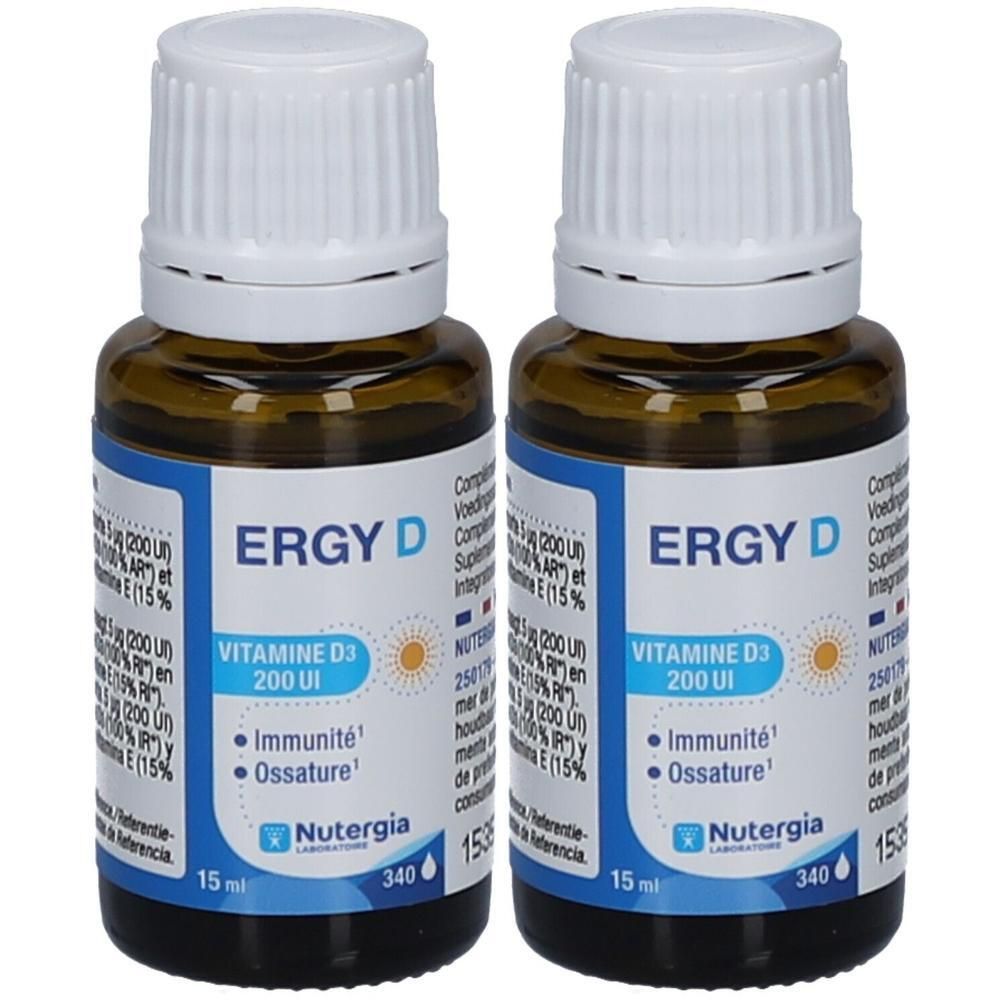 Twee bruine glazen flessen met witte doppen. Opschrift: ERGY D, Vitamine D3 200 UI. Etiket met informatie.