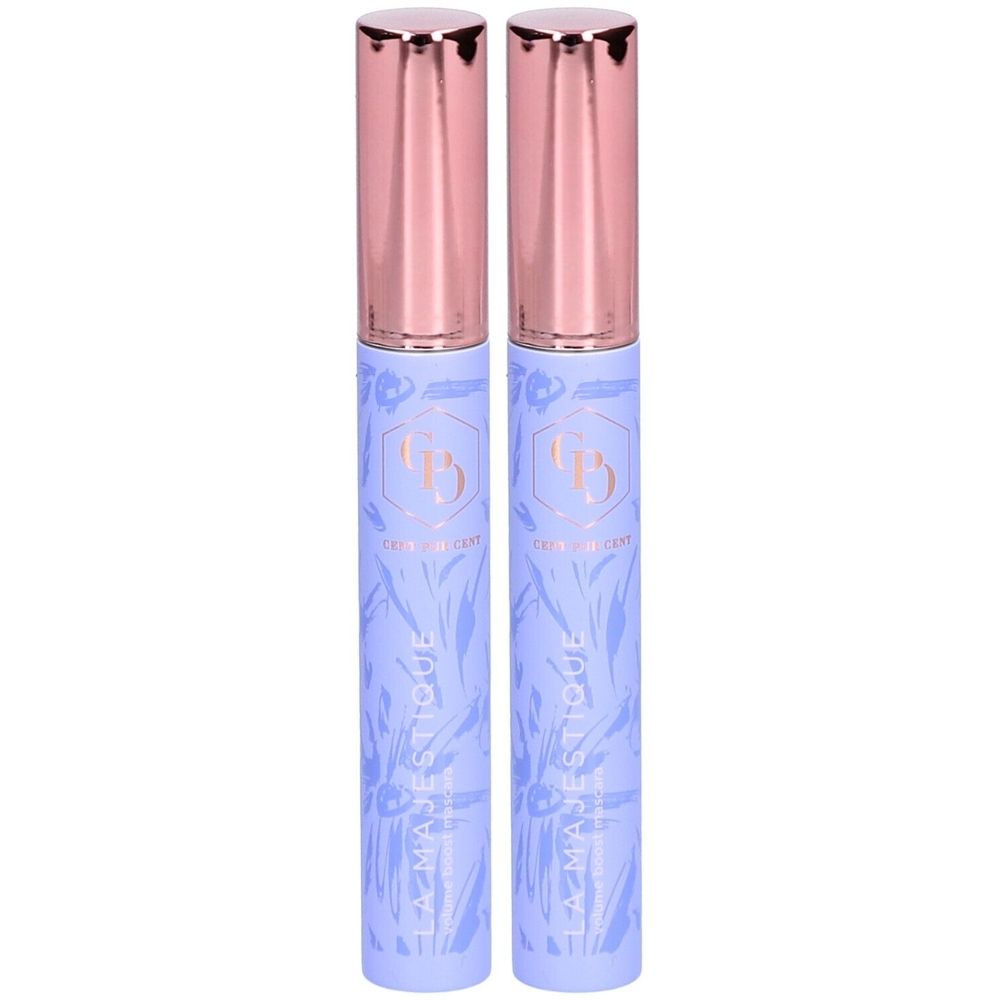 Deux tubes de mascara. Étui bleu clair avec motif floral et inscription LA MAJESTIQUE. Bouchon or rose. Marque : Cent Pur Cent.