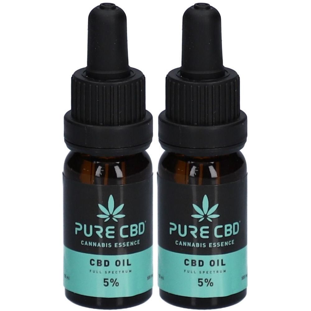 Twee flessen Pure CBD olie met druppelaar. Zwarte dop, bruine fles, turquoise etiket met logo en 5%.