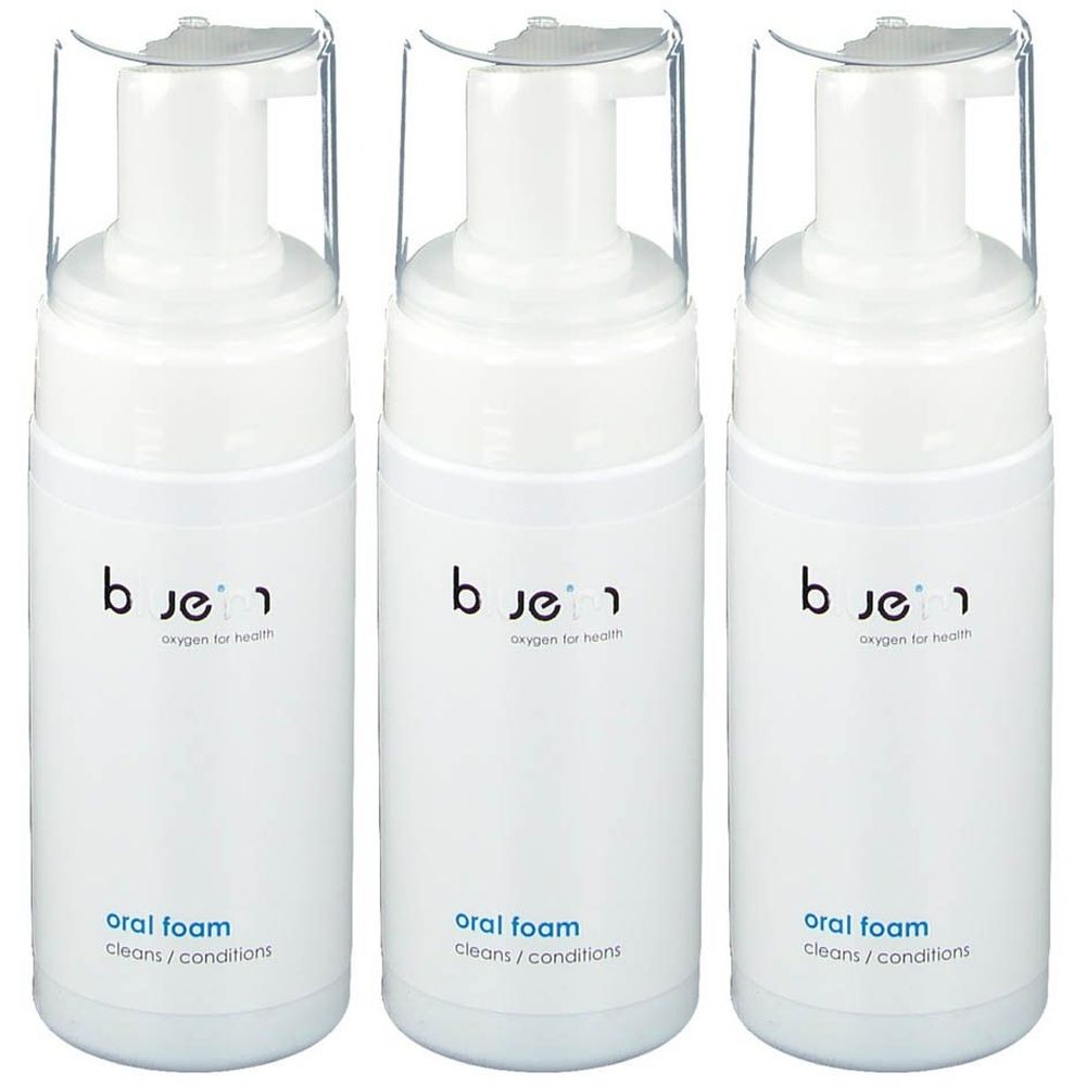 Trois flacons blancs avec pompe. Inscription: blue®m, oral foam, cleans / conditions.