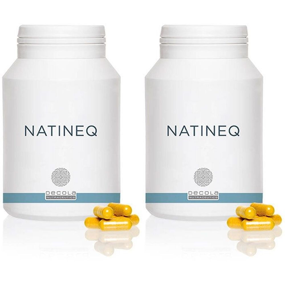 Twee witte flessen met NATINEQ en gele capsules. Daaronder het logo van Decola Nutraceutics.