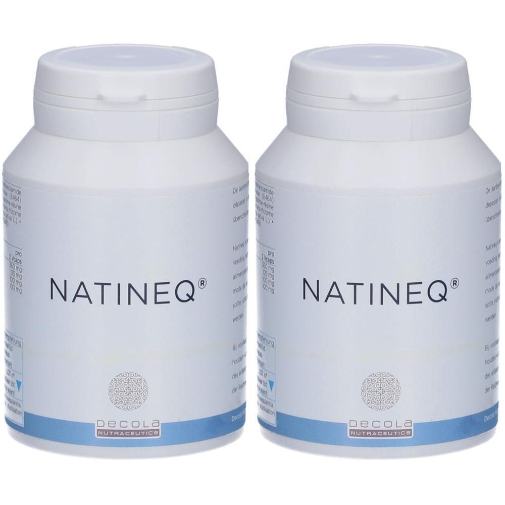 Twee witte flessen met de tekst NATINEQ. Daaronder het logo van Decola Nutraceutics.