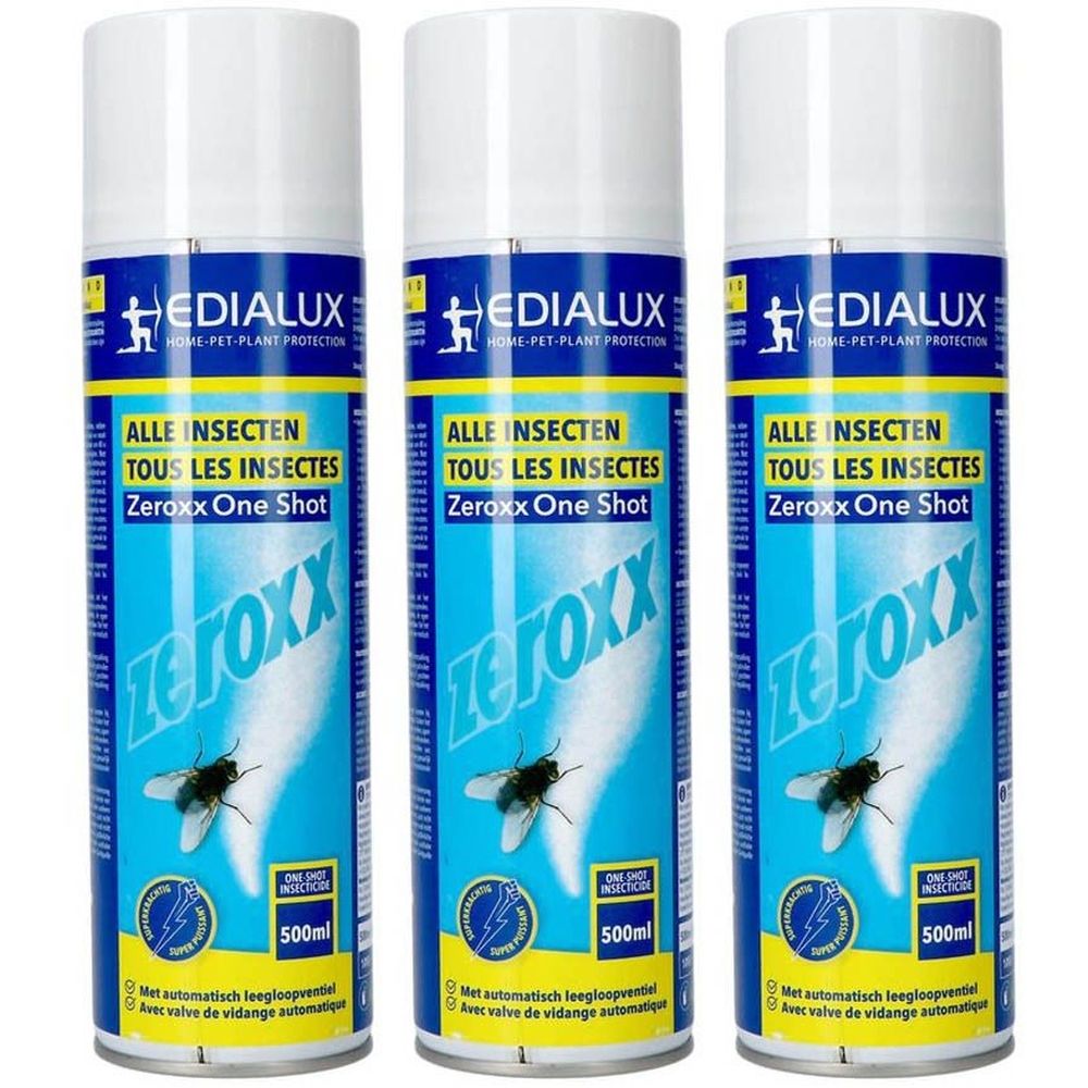 Drie spuitbussen met witte dop. Opschrift: Zeroxx One Shot, tegen insecten. Blauwe en gele etiketten met vliegenillustratie.