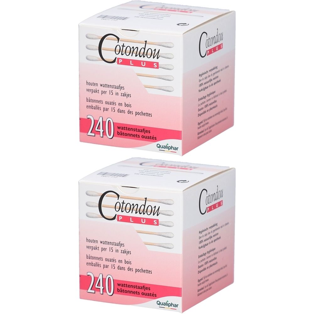 Deux boîtes de Cotondou Plus. Inscription : 240 bâtonnets ouatés. Emballés par 15. Bâtonnets en bois.