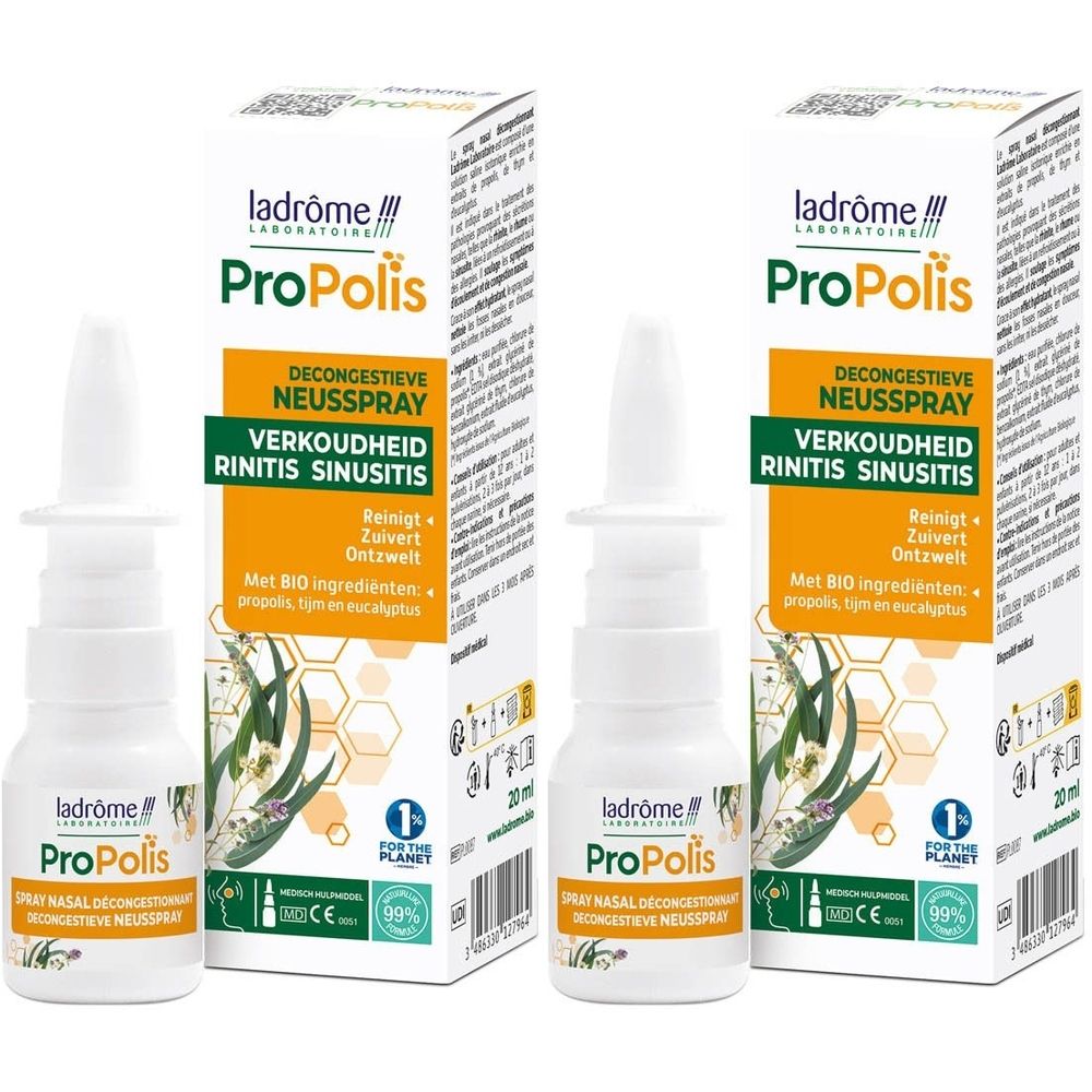 Neusspray en verpakking. Wit flesje met sproeikop, gele verpakking met productnaam en ingrediënten.