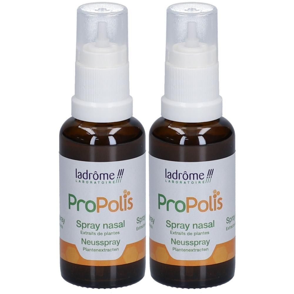 Twee bruine glazen flessen met verstuiver. Opschrift: Propolis, Spray nasal, Extrait de plantes, Neusspray.