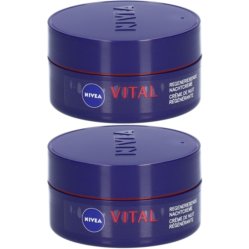 Twee blauwe potten Nivea Vital nachtcrème. Opschrift: Vital, Regenererende nachtcrème. Nivea-logo.