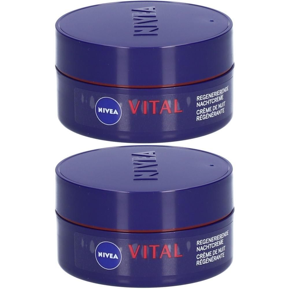Twee blauwe potten Nivea Vital nachtcrème. Rode tekst Vital, daarnaast tekst in het Duits en Frans.