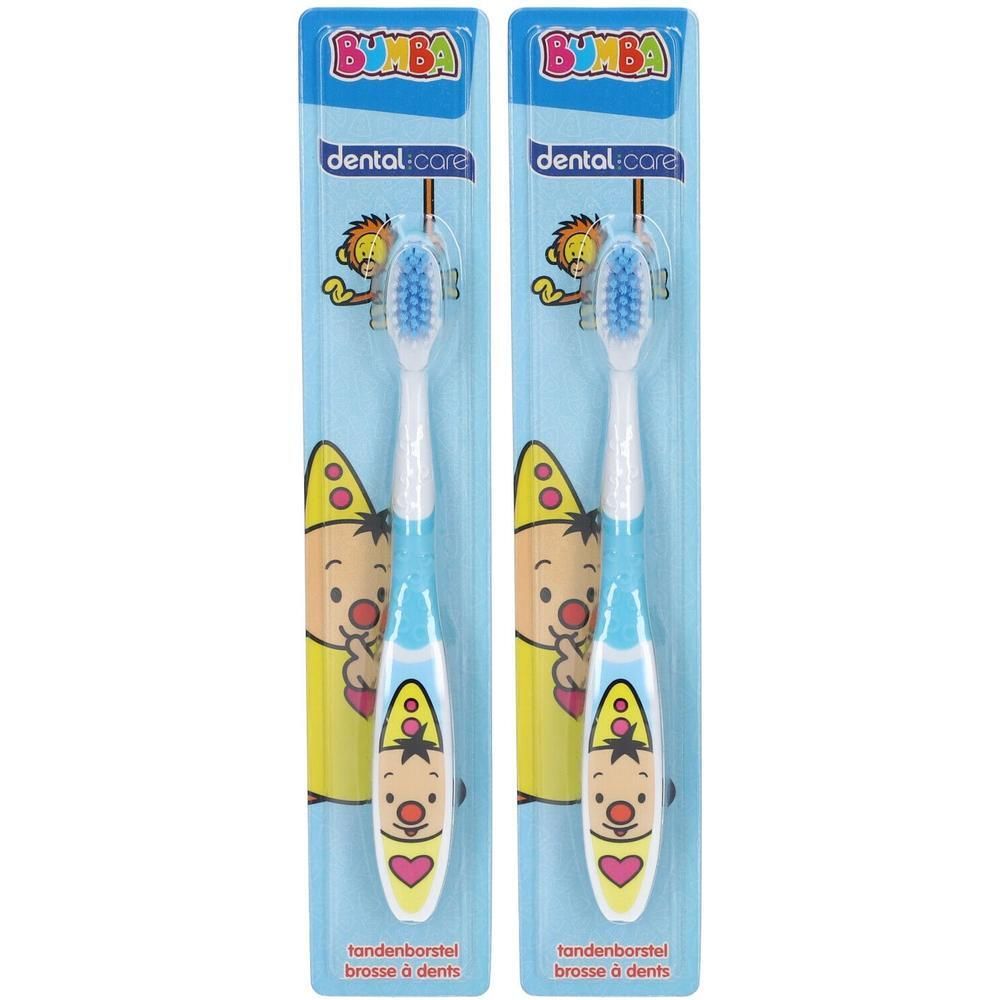 Twee tandenborstels in blisterverpakking. Blauwe handvatten met cartoonmotief, blauwe borstelharen. Verpakking met logo en productnaam.