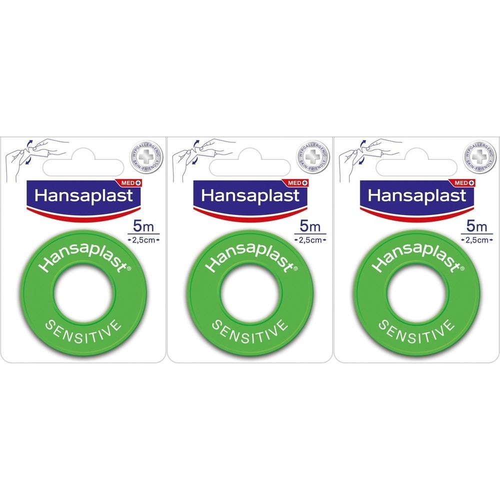 Drie rollen Hansaplast Med Sensitive pleister, 2,5cm x 5m, in verpakking. Groen en wit. Logo en tekst zichtbaar.