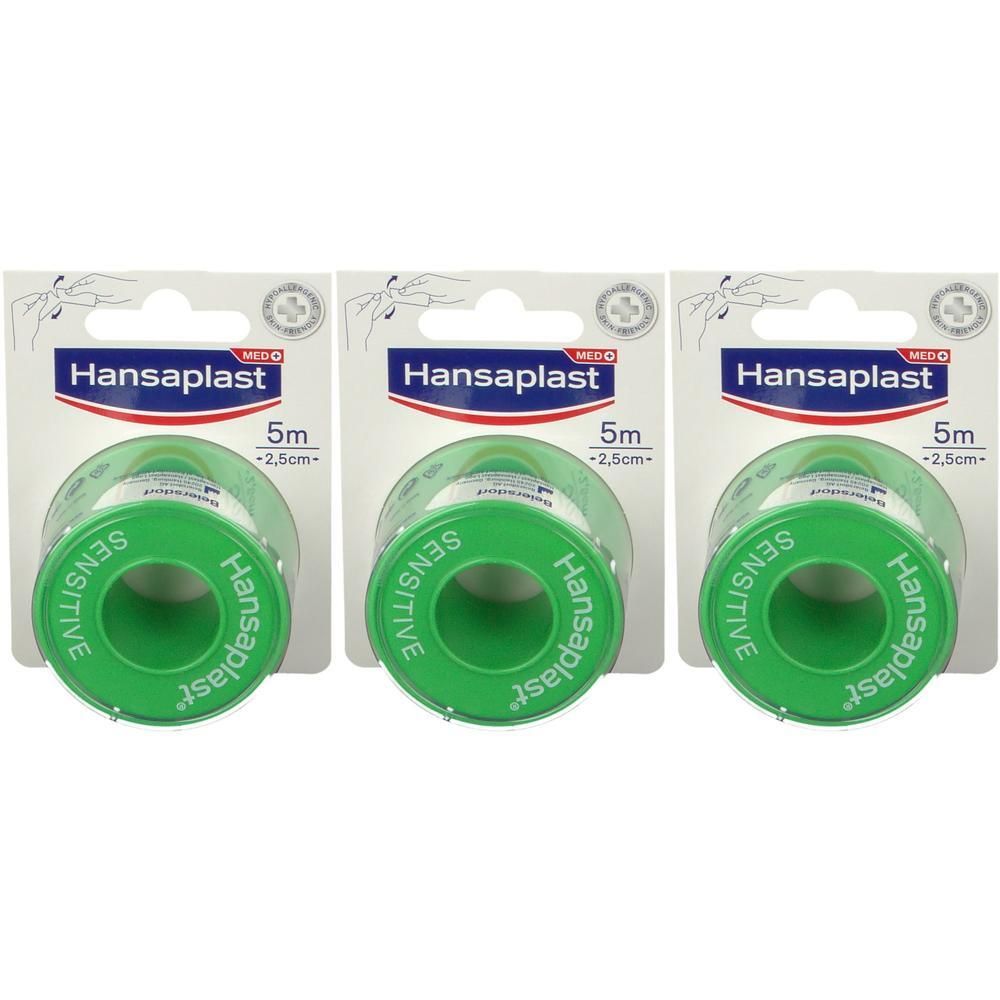 Drie rollen Hansaplast MED Sparadrap Sensitive. Groen, met witte tekst. Verpakking met productnaam, afmetingen en logo.