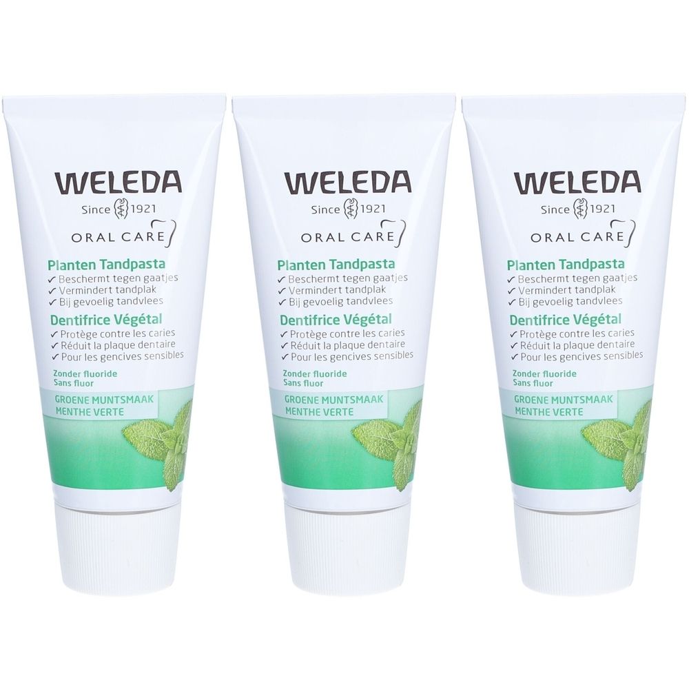 Trois tubes de dentifrice. Blanc, avec impression verte. Inscription: WELEDA, Oral Care, Dentifrice Végétal. Goût menthe.