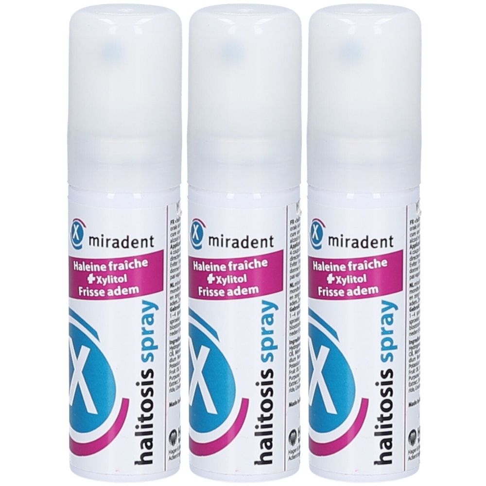 Drie witte spuitflessen met witte dop. Opschrift: miradent, Halitosis Spray, Haleine fraiche + Xylitol, Frisse adem.