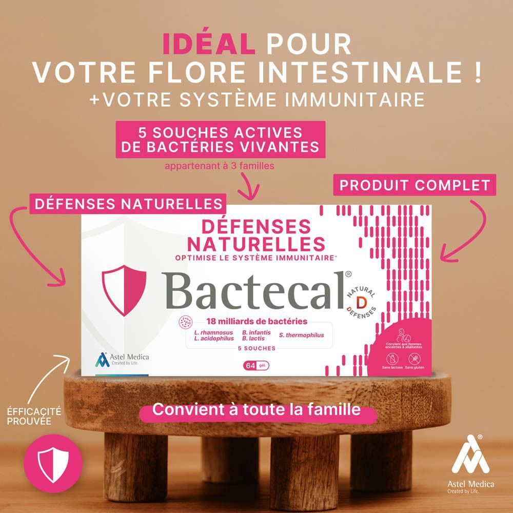 Homme et enfant souriants tenant une boîte de Bactecal D pour les défenses naturelles.
