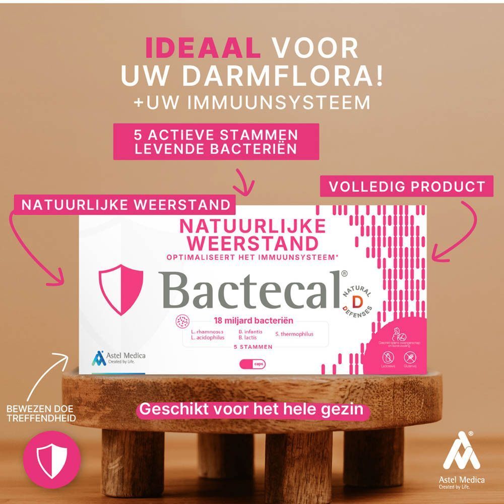 Lachende man en kind houden een verpakking Bactecal D vast voor natuurlijke weerstand.