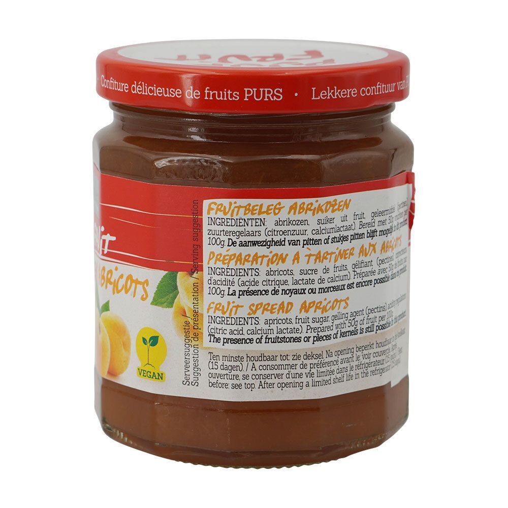 Pot confituur met rode deksel. Ingrediëntenlijst en bereidingsinstructies. Opschrift: Puur Fruit, Abrikozen/Abricots. Vegan-label.