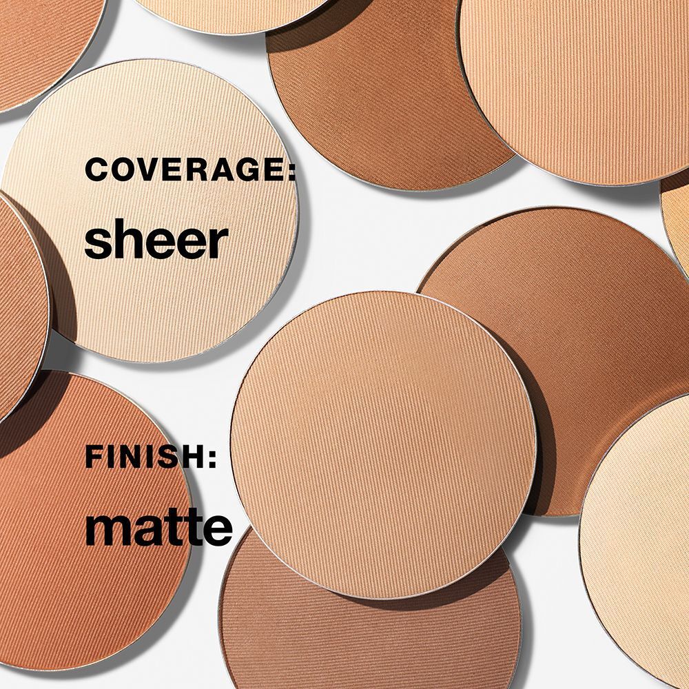 Diverse ronde poederkleuren. Tekst: 'COVERAGE: sheer' en 'FINISH: matte'. Op witte achtergrond.