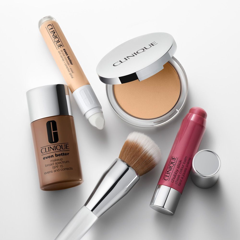 Diverse cosmetische producten, waaronder een compactpoeder. Producten van CLINIQUE. Op witte achtergrond.