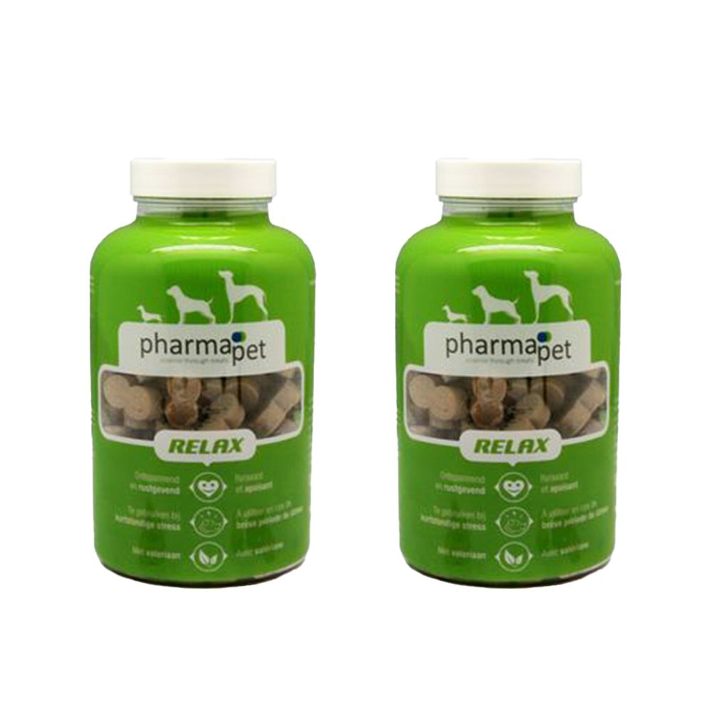 Twee groene flessen met witte doppen. Opschrift "pharmapet" en "RELAX". Zichtbare snacks binnenin.