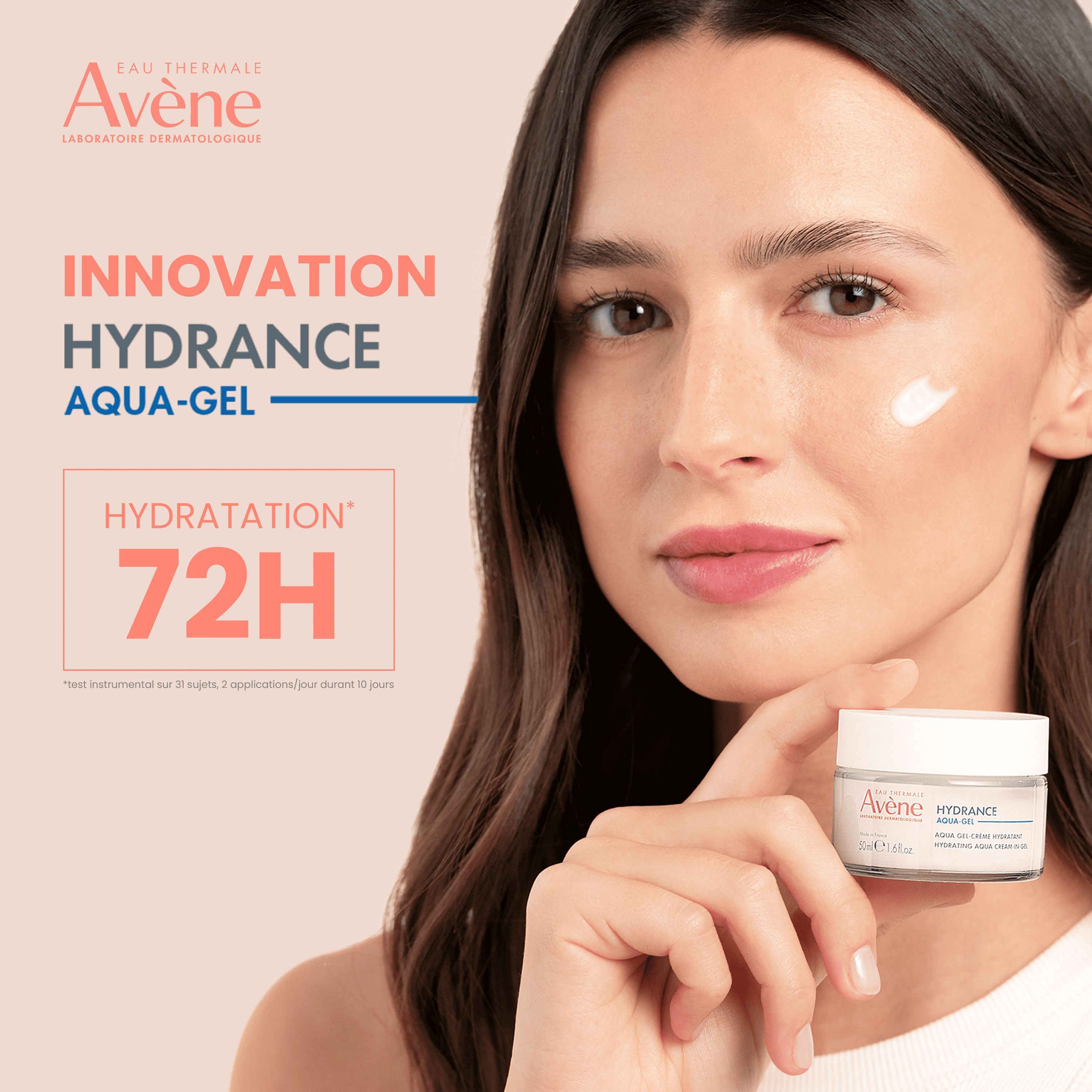 Femme tenant un pot Avène Hydrance Aqua Gel, promettant 72h d'hydratation.