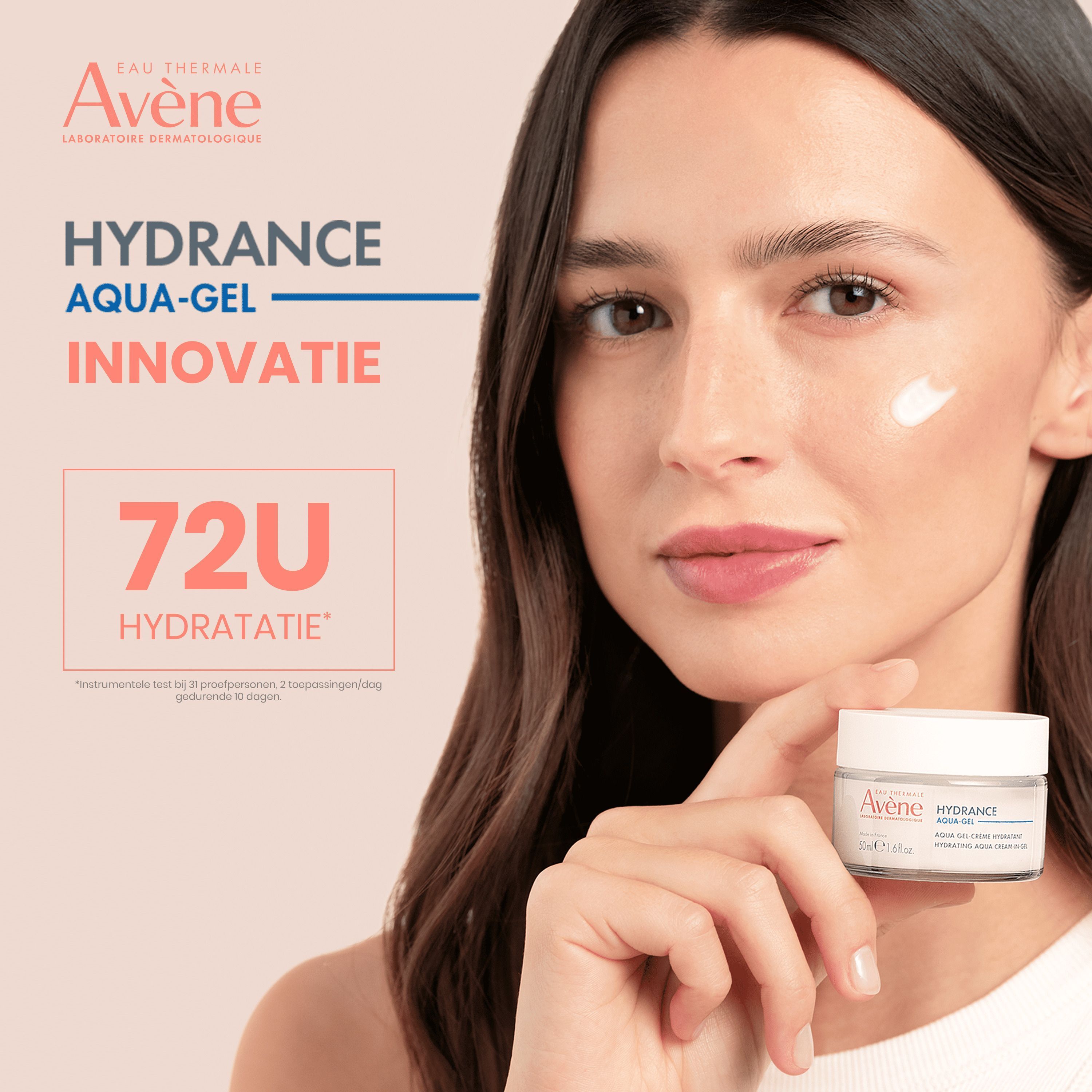 Vrouw met een Avène Hydrance Aqua Gel potje, belooft 72 uur hydratatie.