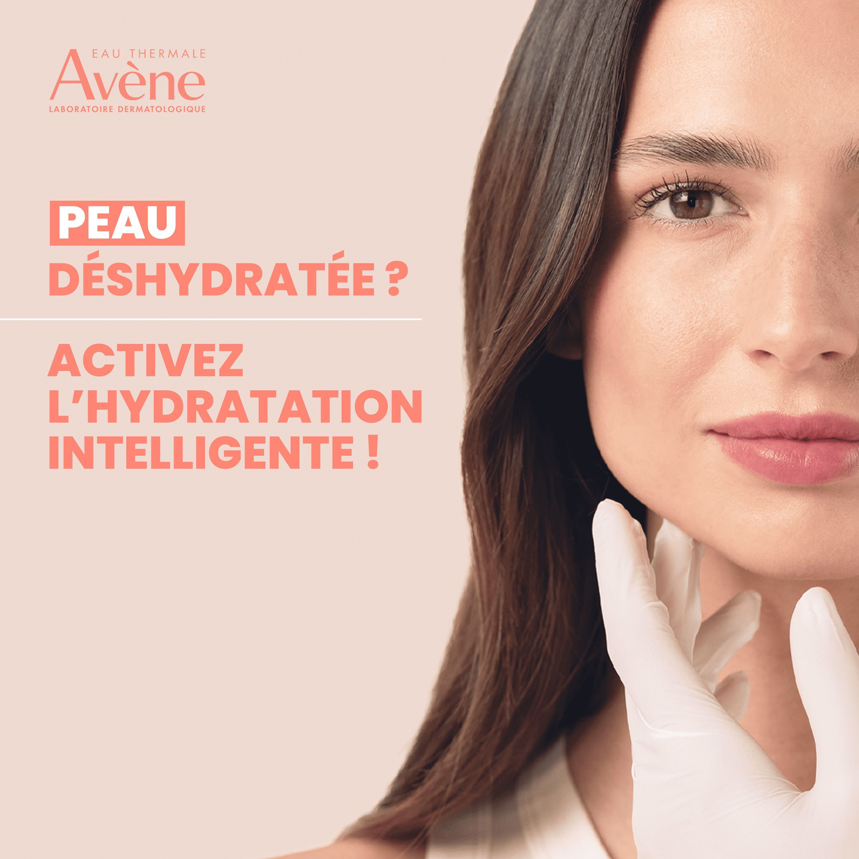 Visage d'une femme tenant une main gantée sous son menton, texte sur peau déshydratée.