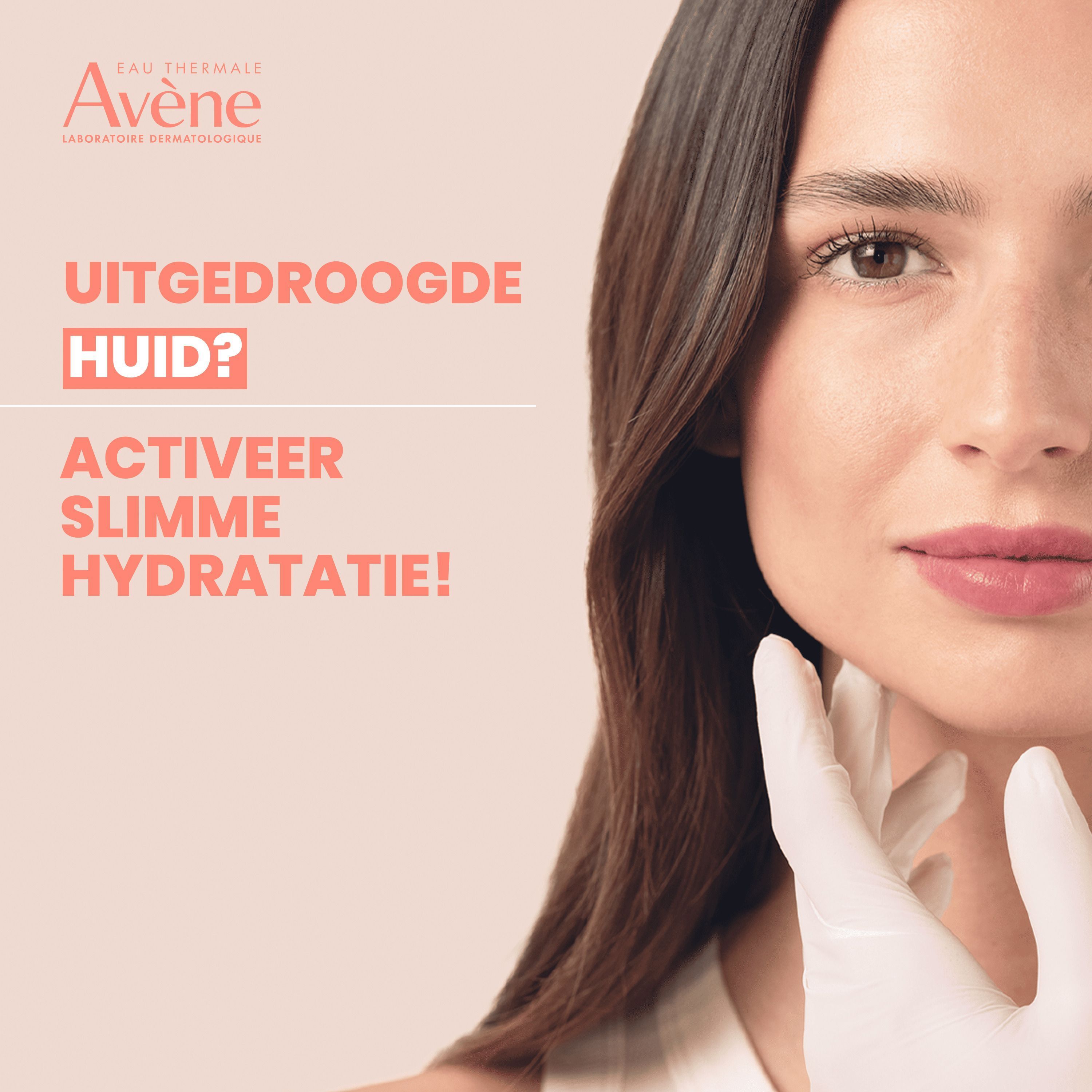 Gezicht van een vrouw met een gehandschoende hand onder haar kin, tekst over uitgedroogde huid.