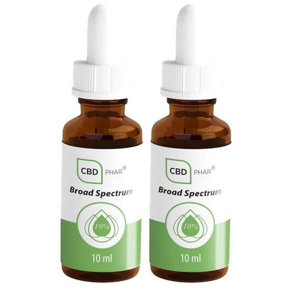 Twee bruine glazen flessen met pipetten. De etiketten tonen "CBD PHAR Broad Spectrum 10% 10 ml".