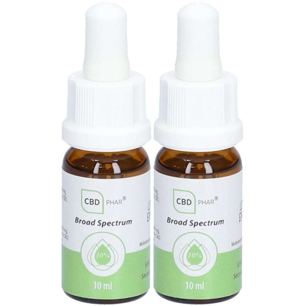 Deux flacons avec bouchon blanc et étiquette. Inscription : CBD PHAR, Broad Spectrum, 10 %, 10 ml.