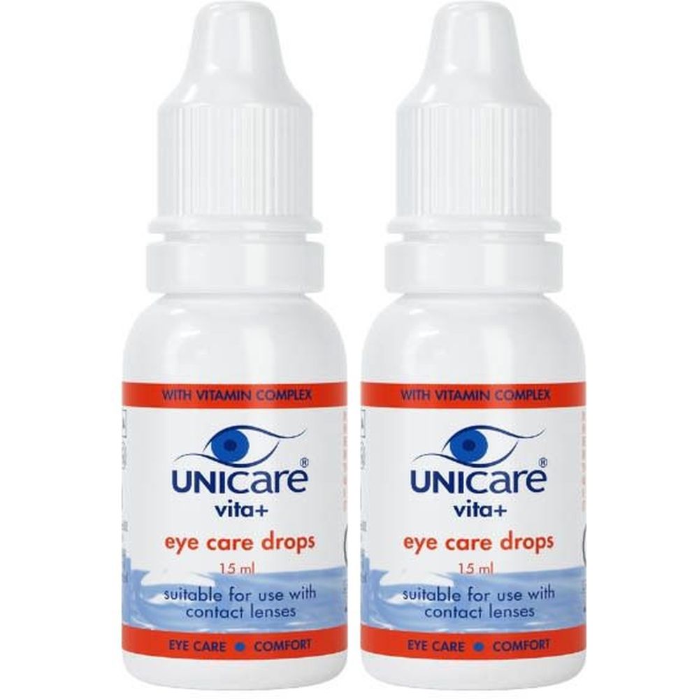 Deux flacons blancs de gouttes ophtalmiques Unicare Vita+. Inscription : eye care drops, 15 ml, convient aux lentilles. Avec complexe vitaminé.