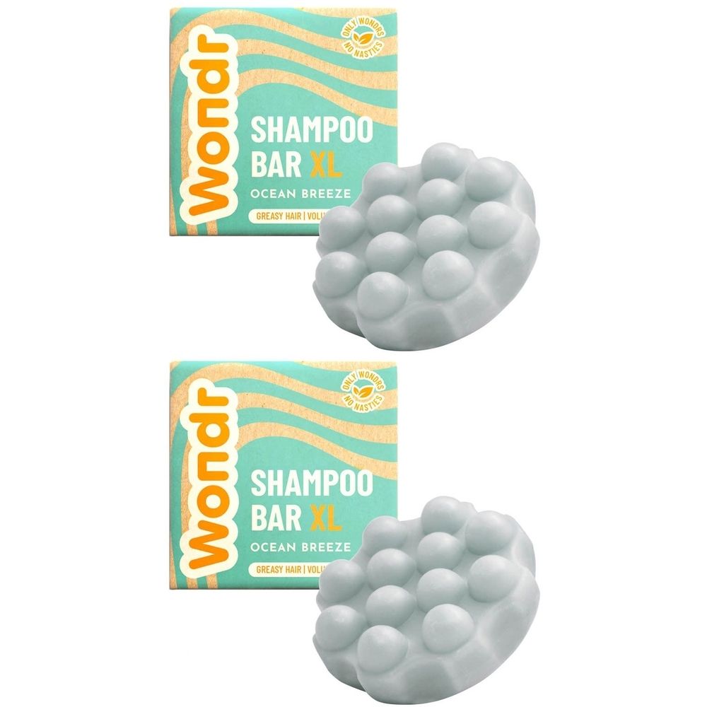 Twee shampoo bars XL en verpakkingen. Lichtgrijze, ronde vorm met nopjes. Verpakking met tekst Wondr en Shampoo Bar.