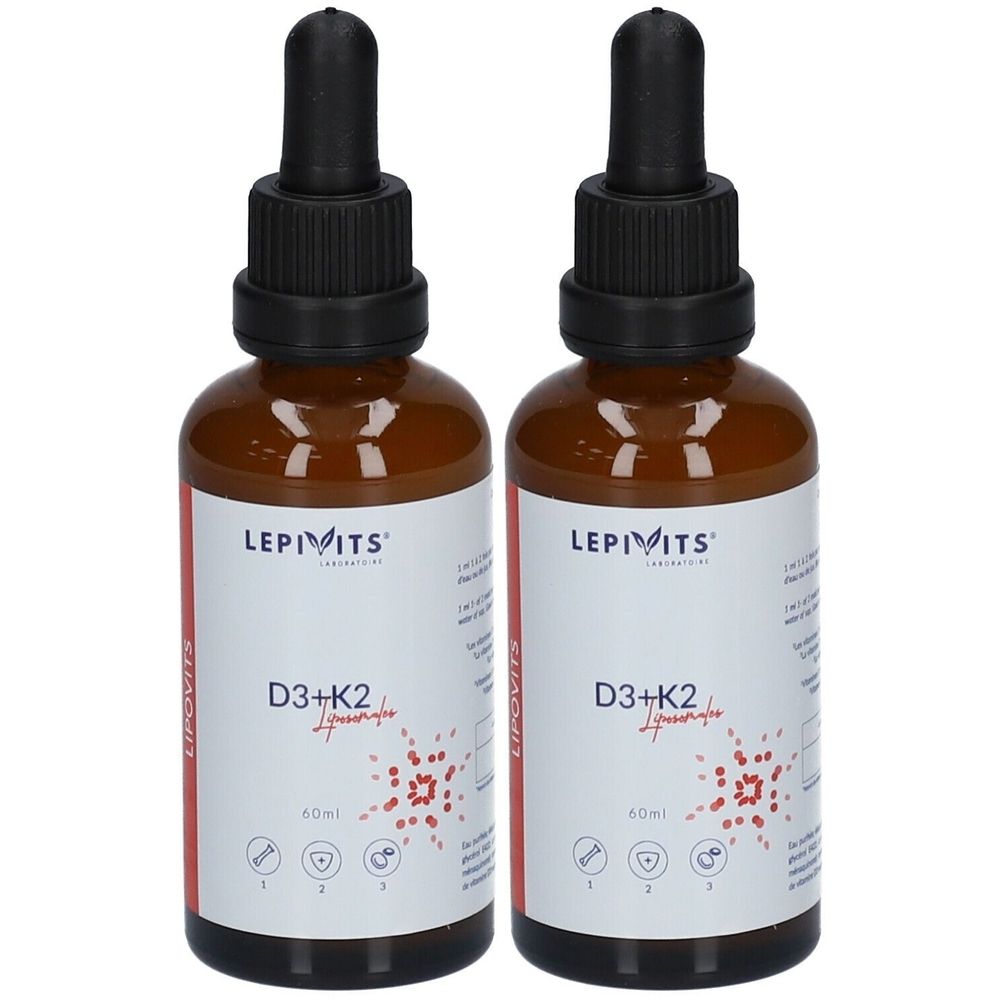 Twee bruine glazen flessen met zwarte doppen en pipetten. De etiketten tonen "LEPIVITS" en "D3+K2 Liposomales".
