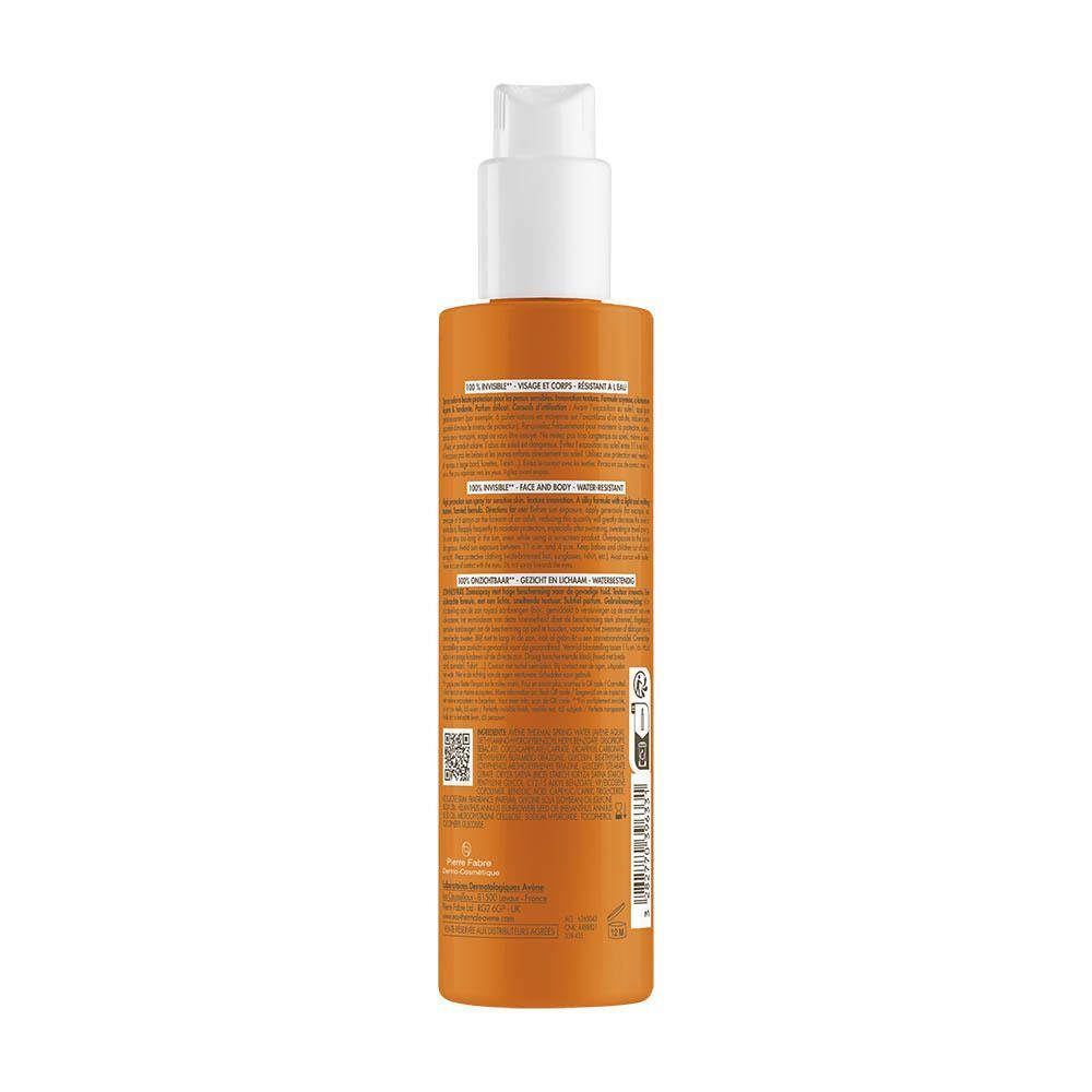 Oranje fles met witte pompdos en etiket met tekst en barcode.