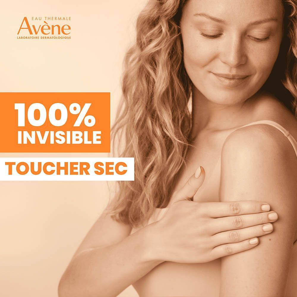 Femme aux yeux fermés touchant son épaule. Texte : 100% invisible, toucher sec.