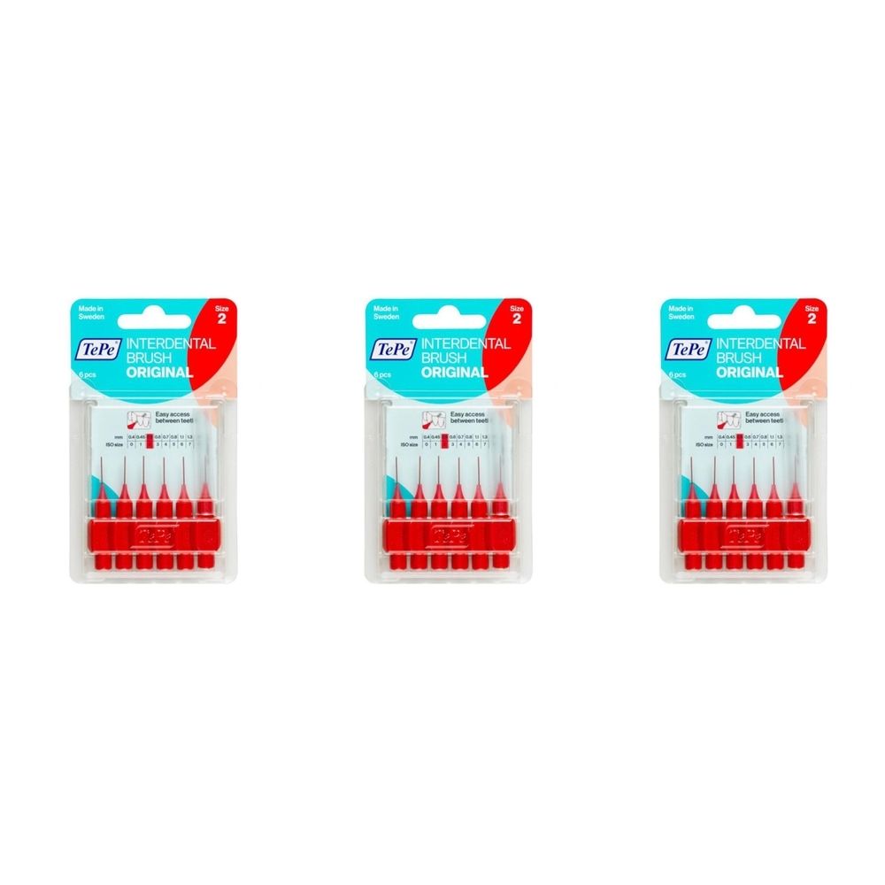 Drie verpakkingen met interdentale borstels. Rode borstelharen, witte handvatten. Verpakking met productnaam en merk TePe.