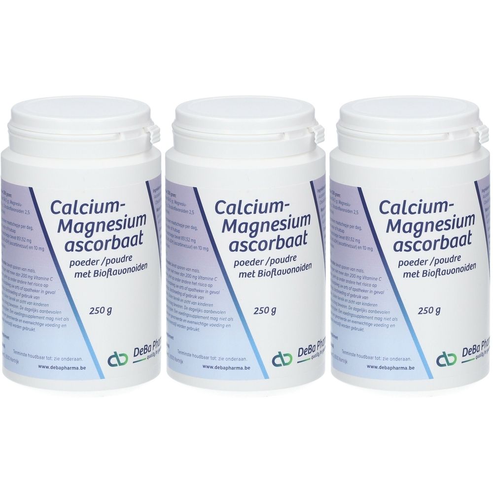 Drie witte potten met deksels. Opschrift: Calcium-Magnesium ascorbaat, poeder/poudre met Bioflavonoiden, 250 g. Logo: cb Deba Pharma.