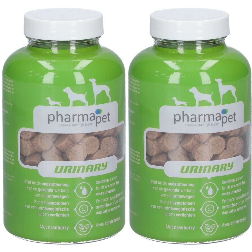 Twee groene flessen met witte doppen. Op de etiketten staat "pharmapet Urinary". Bruine, ronde tabletten zijn zichtbaar.