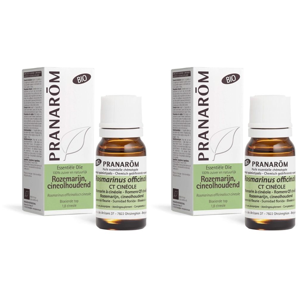 Deux flacons et emballages. Inscription : PRANAROM, BIO. Flacons en verre brun avec bouchon blanc. Emballage : blanc avec des accents verts.