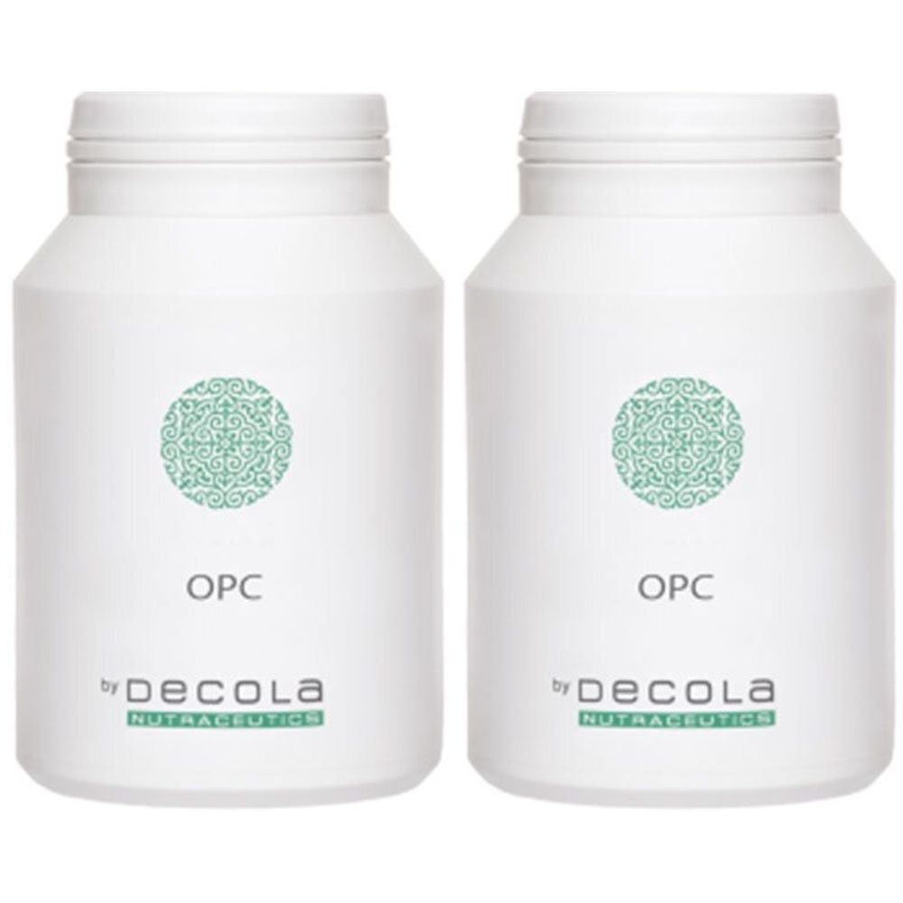 Twee witte flessen met schroefdop. Op elke fles staat "OPC" en "by Decola Nutraceutics". Groen patroon bovenaan.