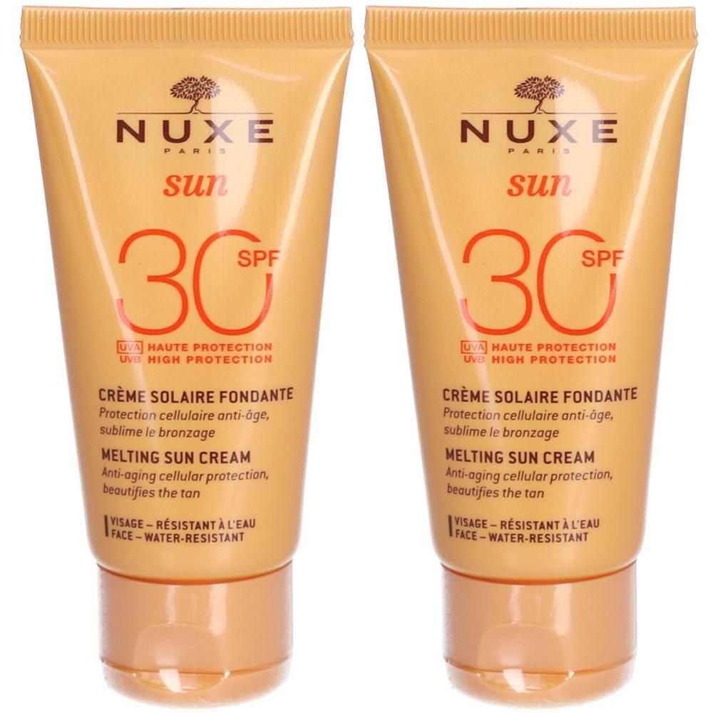Twee tubes Nuxe Sun Crème Solaire Fondante SPF30. Beige tubes met oranje tekst. Tekst: SPF30, Crème Solaire Fondante.