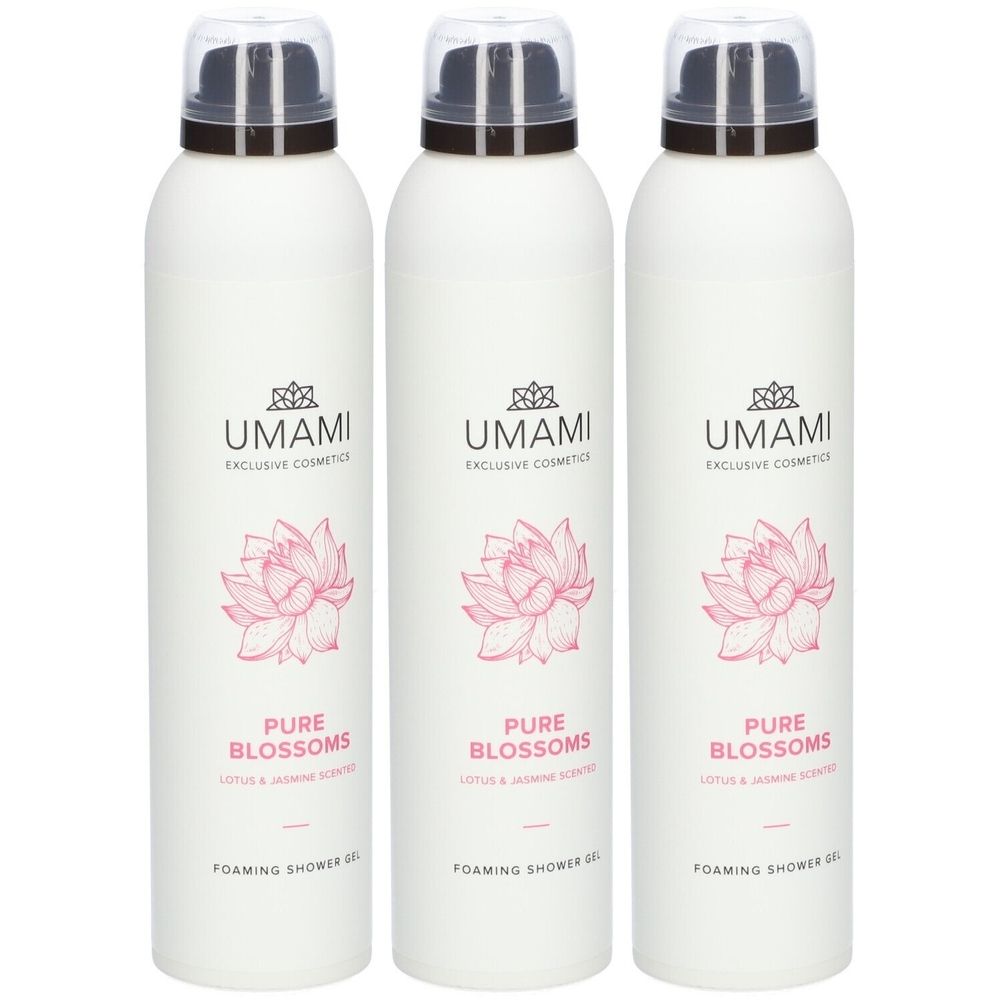 Trois flacons blancs avec bouchons noirs. Sur chacun : logo, fleur de lotus rose, texte 'Pure Blossoms' et 'Foaming Shower Gel'.