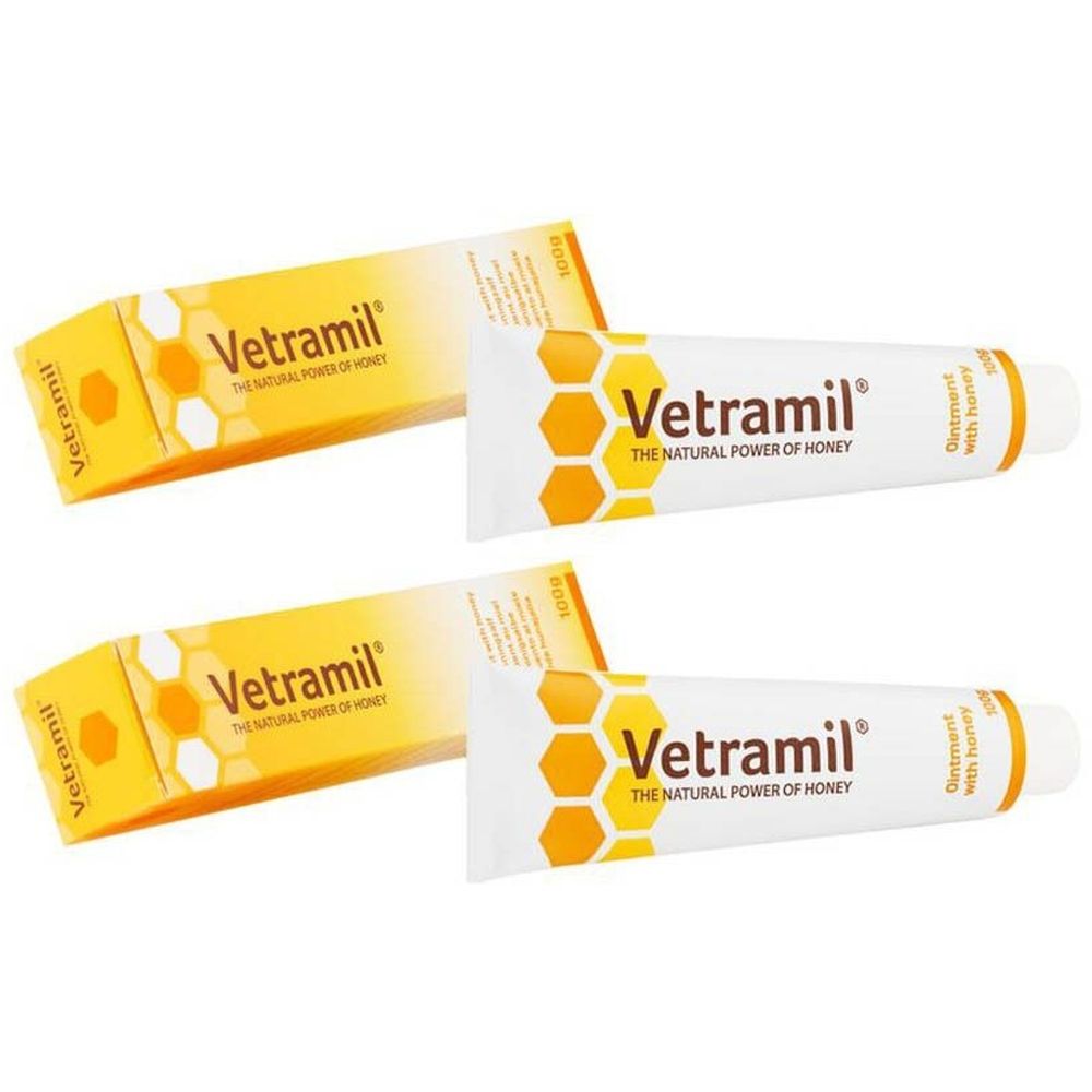 Twee tubes en twee dozen. Op de tubes en dozen staat "Vetramil". De tubes zijn wit met gele accenten.