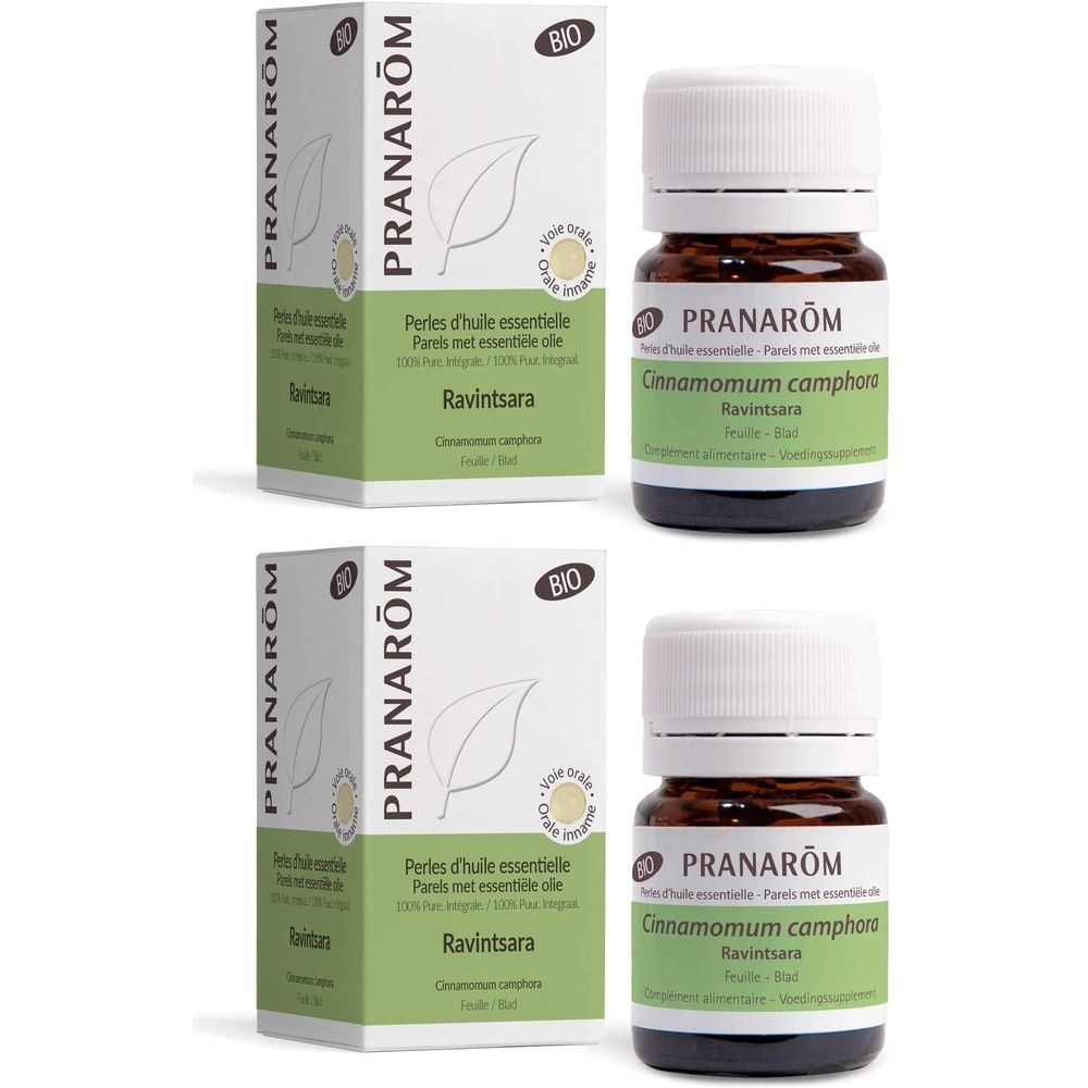 Twee flessen en twee dozen. Op de flessen en dozen staat "PRANAROM". Op de flessen staat "Cinnamomum camphora".