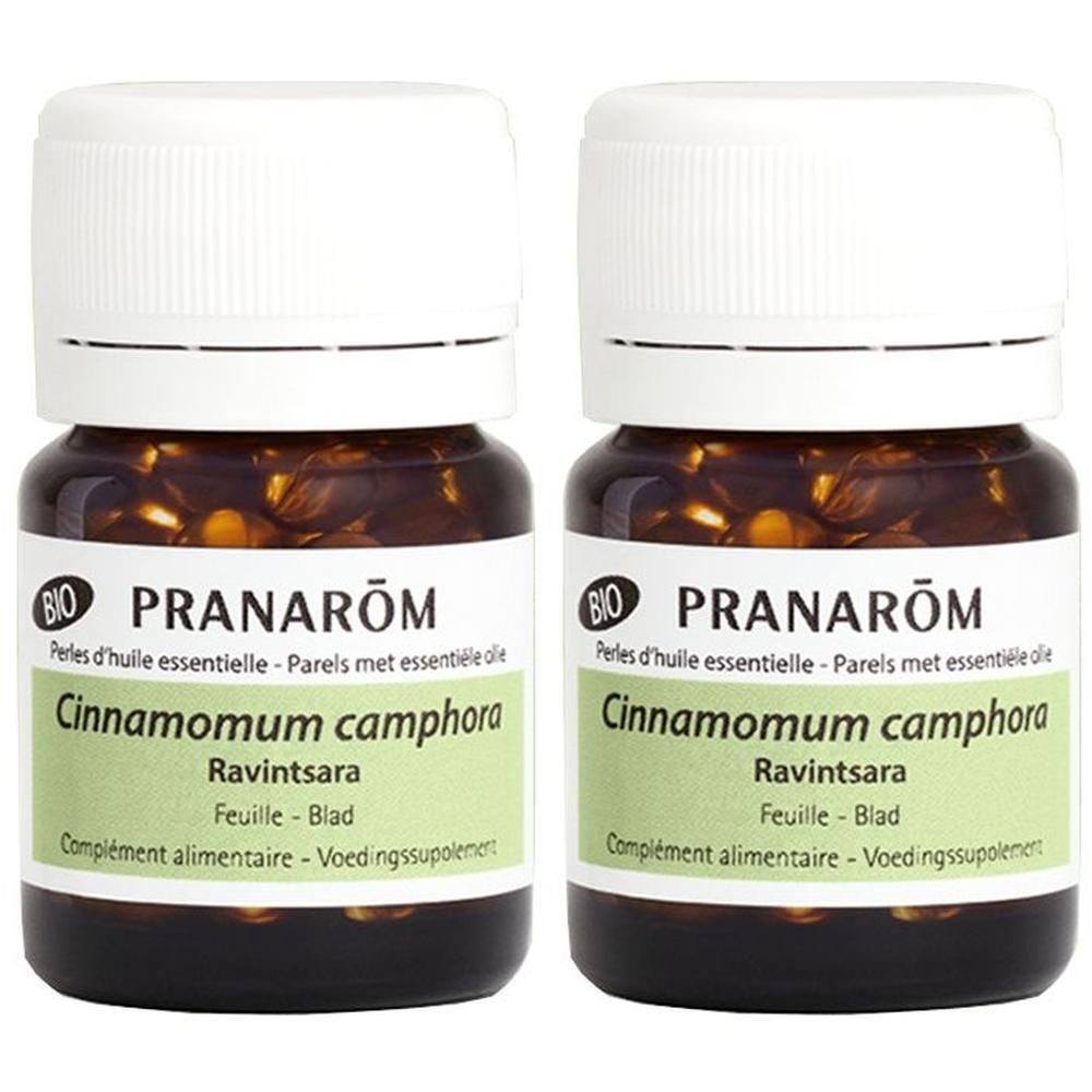 Twee flessen met witte doppen. Labels met "PRANAROM", "Cinnamomum camphora Ravintsara". BIO-certificering.