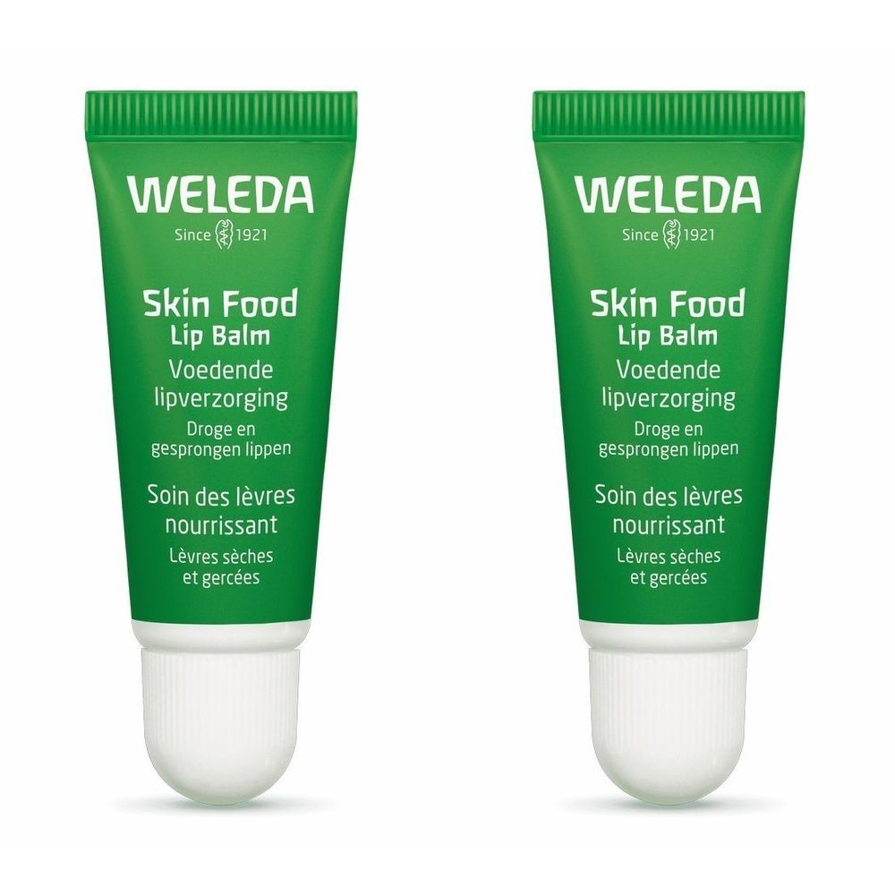 Twee groene tubes lippenbalsem. Opschrift: WELEDA Skin Food Lip Balm. Voor droge en gesprongen lippen.