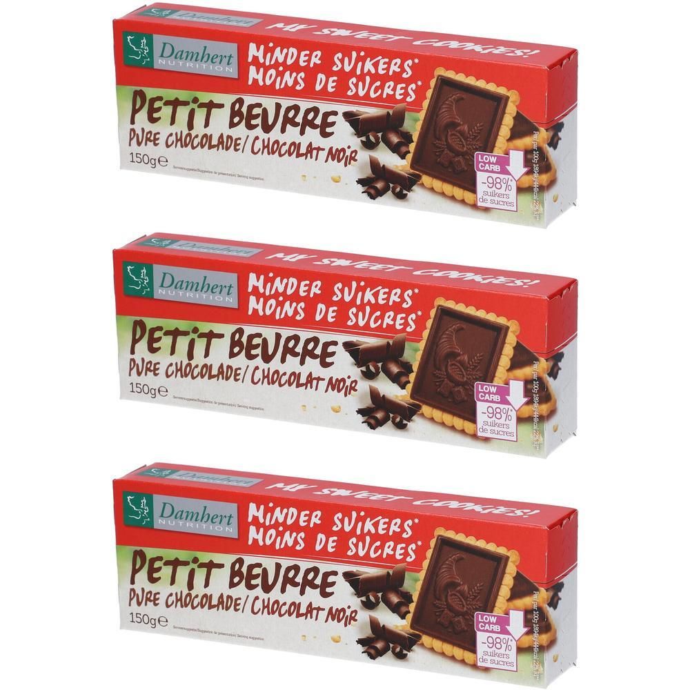 Drie verpakkingen Petit Beurre Chocolat noir sans sucre. Rode verpakking met naam en logo. Enkele koekjes zichtbaar.