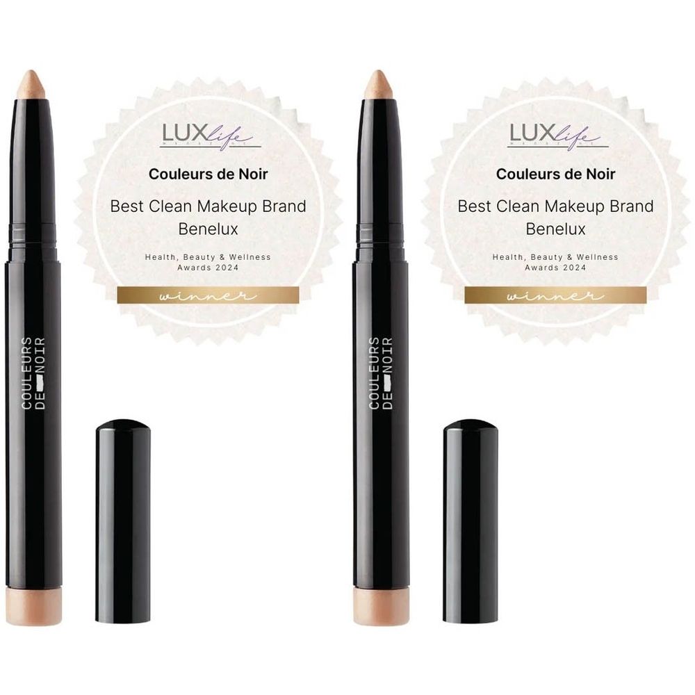 Deux bâtons de fard à paupières noirs avec embout beige clair et capuchons séparés. Autocollants "Couleurs de Noir" et récompense.