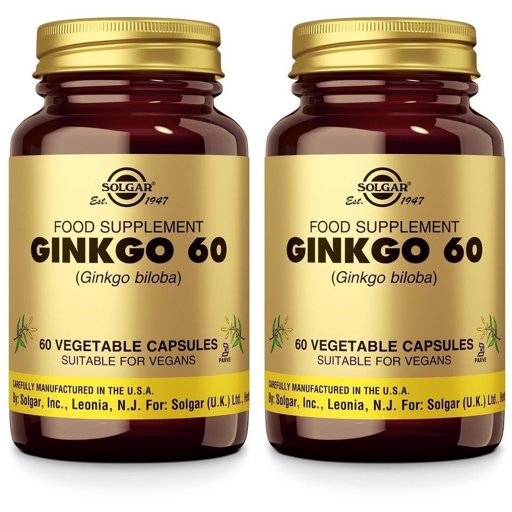 Twee flessen Solgar Ginkgo 60. Bruine glazen flessen met gouden doppen en etiketten. Opschrift: Ginkgo 60, 60 capsules.